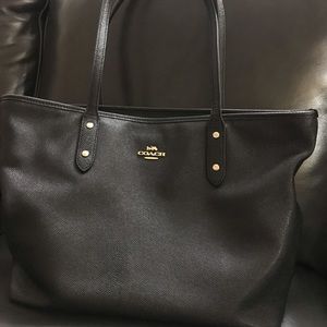 Coach black leather bag with zip